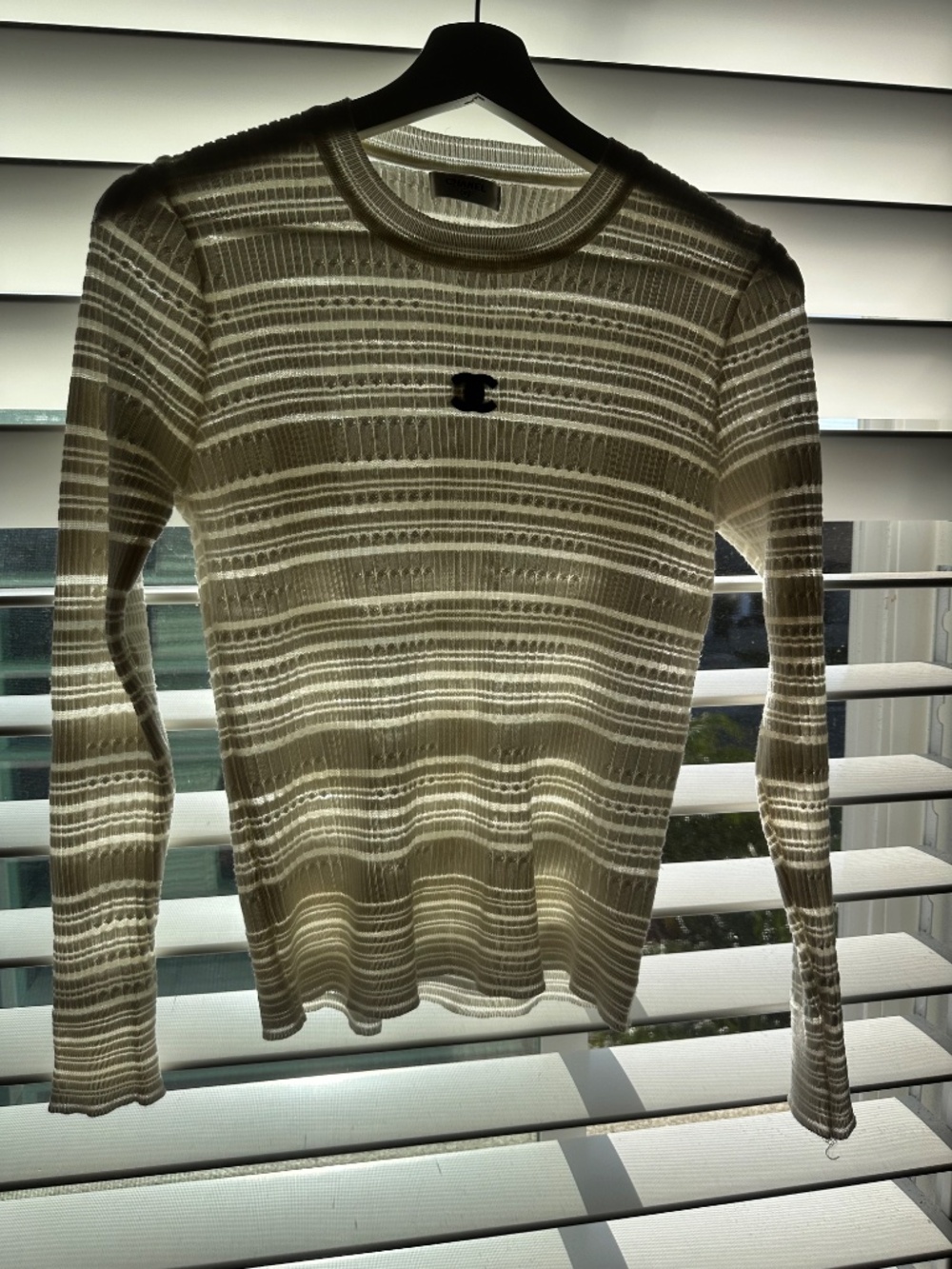 White striped long sleeve blouse with black chanel logo - Picture 4 of 4